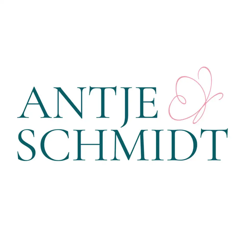 Das Logo von Antje Schmidt in eleganten, dunkelgrünen Serifenschrift-Lettern, ergänzt durch eine zarte, handgezeichnete rosa Schmetterlingsgrafik. Als professioneller Unternehmen Fotograf und Imagevideograf steht dieses Logo für hochwertige visuelle Markenkommunikation. Das Logo von Antje Schmidt in eleganten, dunkelgrünen Serifenschrift-Lettern, ergänzt durch eine zarte, handgezeichnete rosa Schmetterlingsgrafik. Als professioneller Unternehmen Fotograf und Imagevideograf steht dieses Logo für hochwertige visuelle Markenkommunikation.